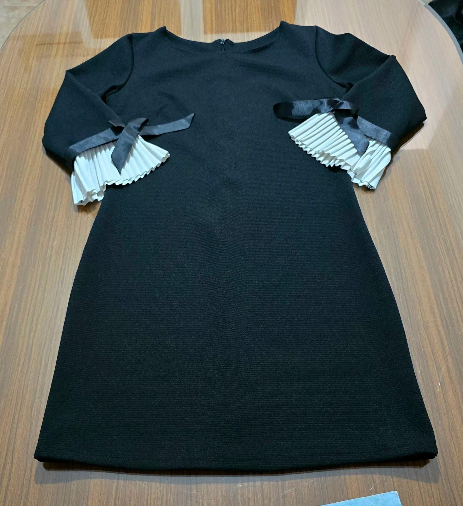 Vestido preto com punhos plissados em contraste – photo 2